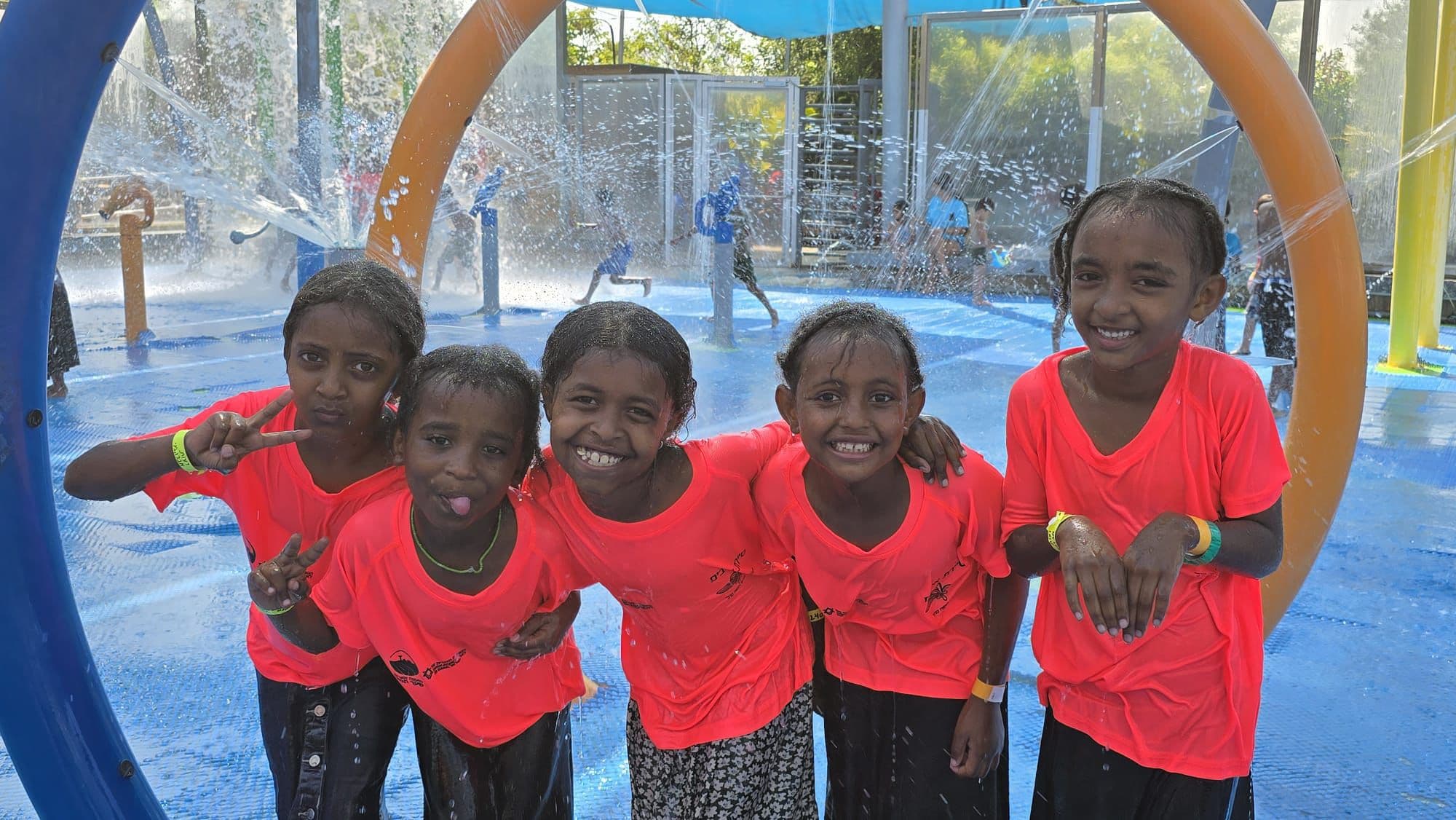 אישה וילד עם מחברת אדומה באירוע קהילתי