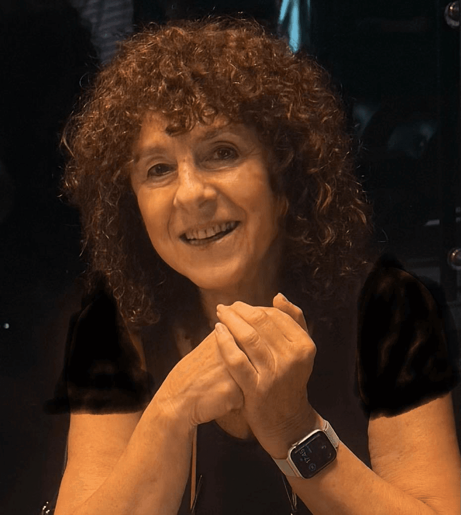 יוליה פנסון מרצה על הבמה